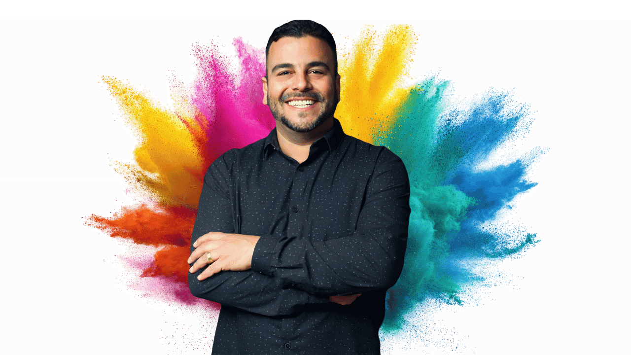 Rodrigo Sabatini, CEO da loja, com explos&atilde;o de tintas coloridas ao fundo
